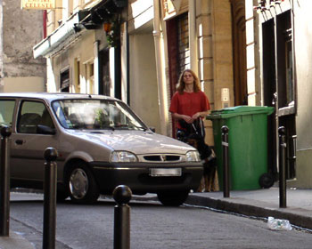  A car moves without seeing us. Patty stops.