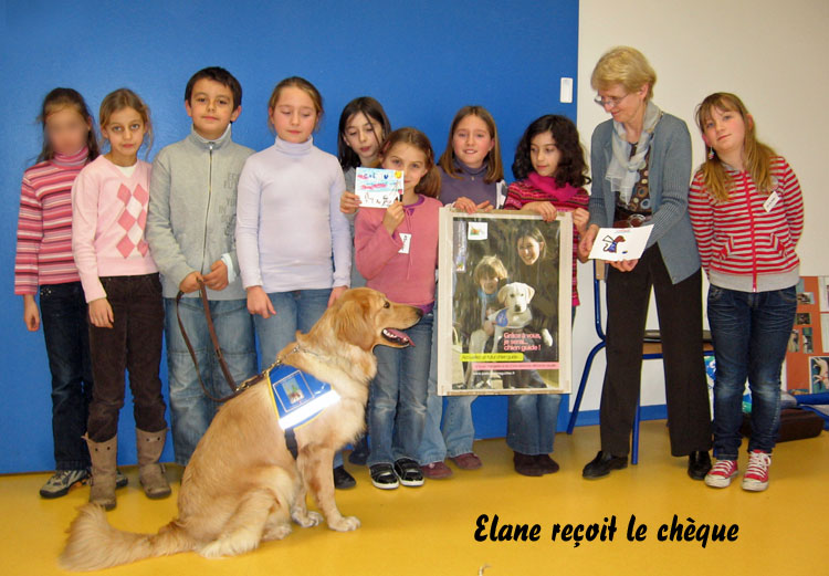 lane en prsence de tous les enfants et de Marie Nolle, la conteuse, reoit le chque