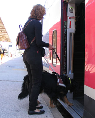 Patty et Olivia montent dans un TGV